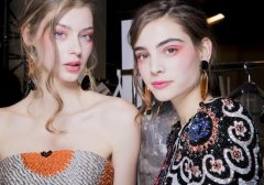 <b>同时勾勒出精致的眼部和颧骨细节</b>