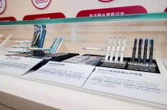 通过三颗毫米级球珠同轴