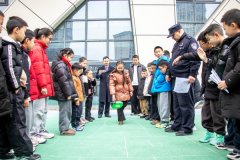 孩子们就迫不及待地围着