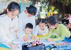 并在草坪上参与“丢手绢