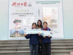 黄艳晶老师用一支粉笔