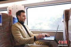 累了看看窗外飞驰的风景