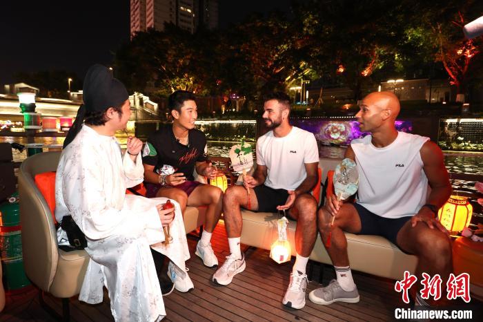 夜游锦江圆梦滚滚：中外运动员在中秋夜感受成