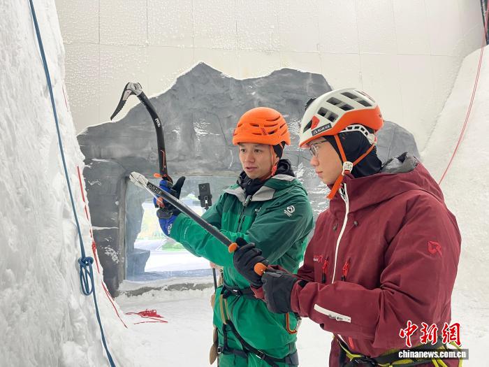 中国首家室内攀冰馆成都试运营 全年训练突破季