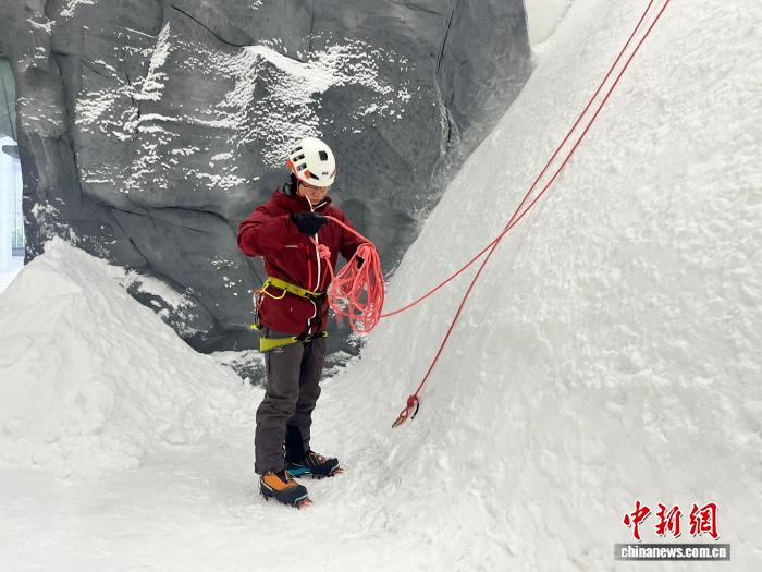 中国首家室内攀冰馆成都试运营 全年训练突破季