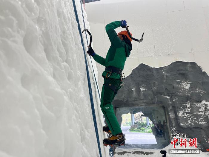 中国首家室内攀冰馆成都试运营 全年训练突破季