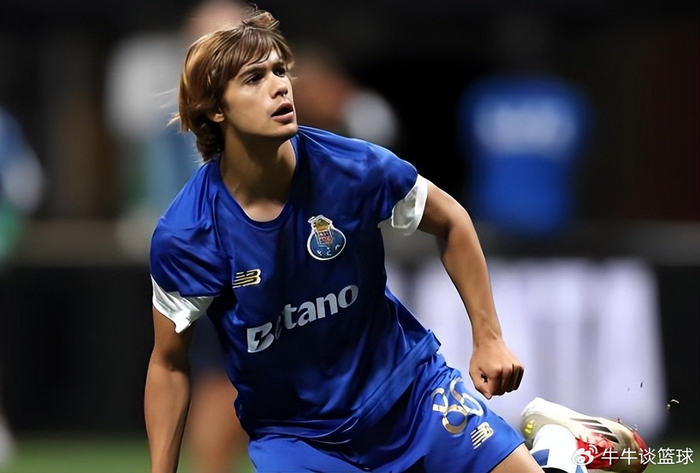 武汉三镇门将方镜淇失误致失球 郭嘉宇或替补登