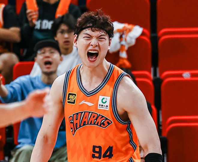 王哲林复出助上海双杀福建 18连胜稳居联赛榜首