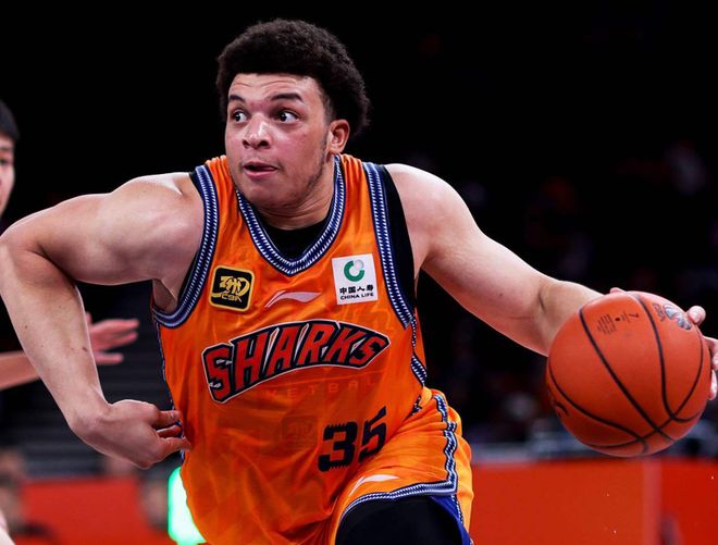 王哲林复出助上海双杀福建 18连胜稳居联赛榜首