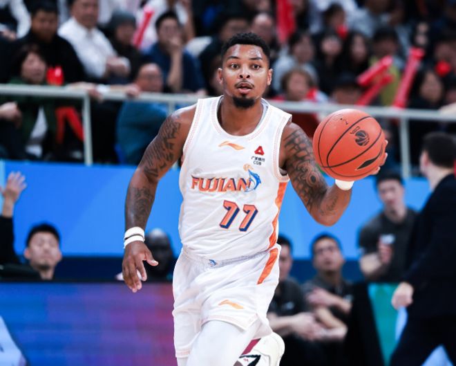 王哲林复出助上海双杀福建 18连胜稳居联赛榜首